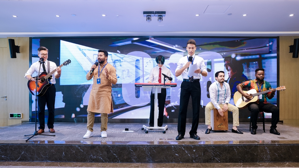 五校学员组建乐队演唱为活动创作的主题歌