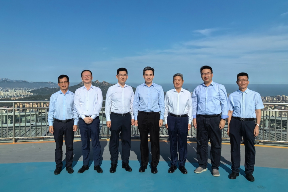 考察青岛国际航运中心