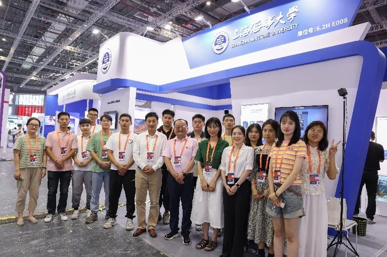 部分参展人员合影