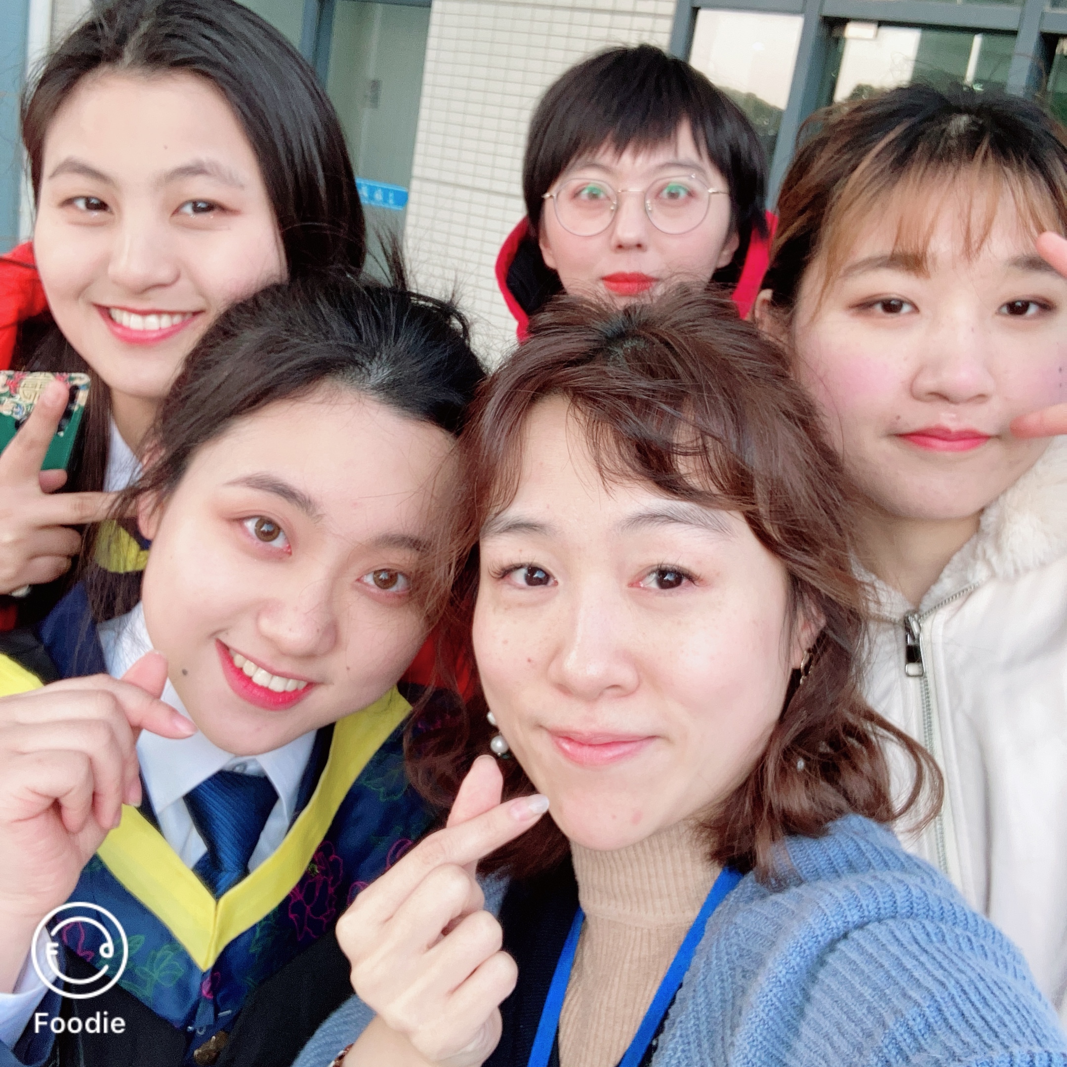 侯彦琳老师与毕业生合照