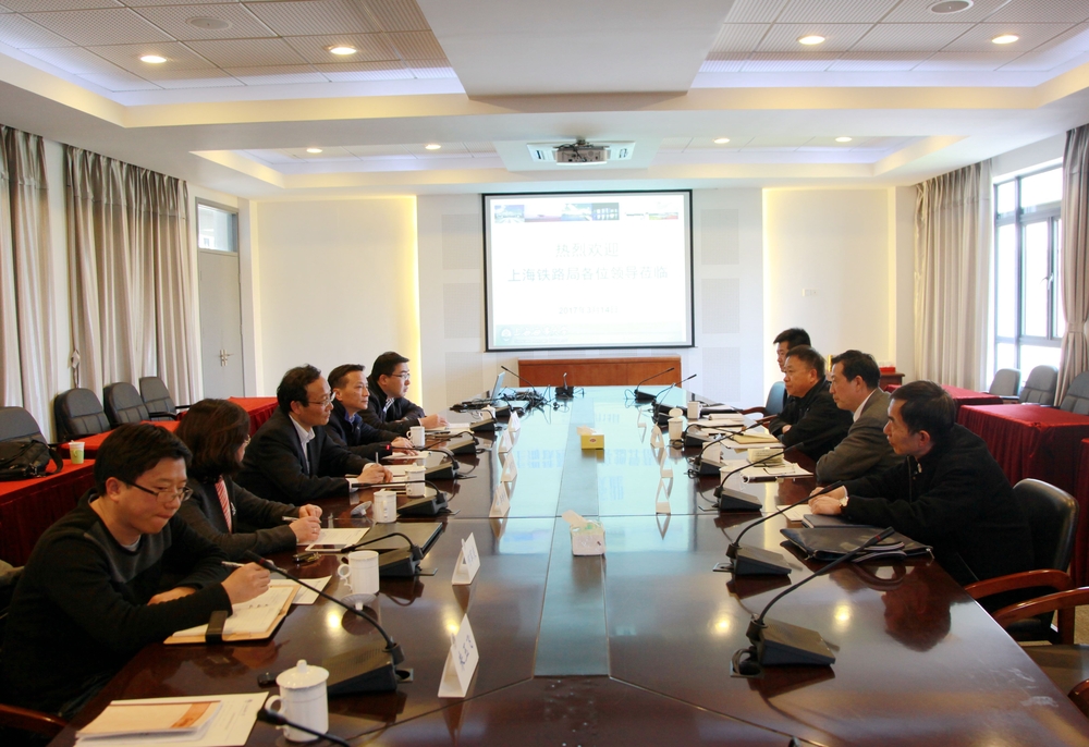 宾主双方座谈交流