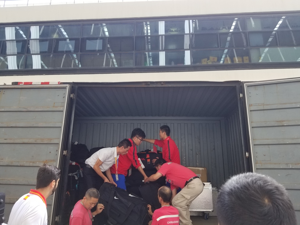 志愿者为运动员搬运行李