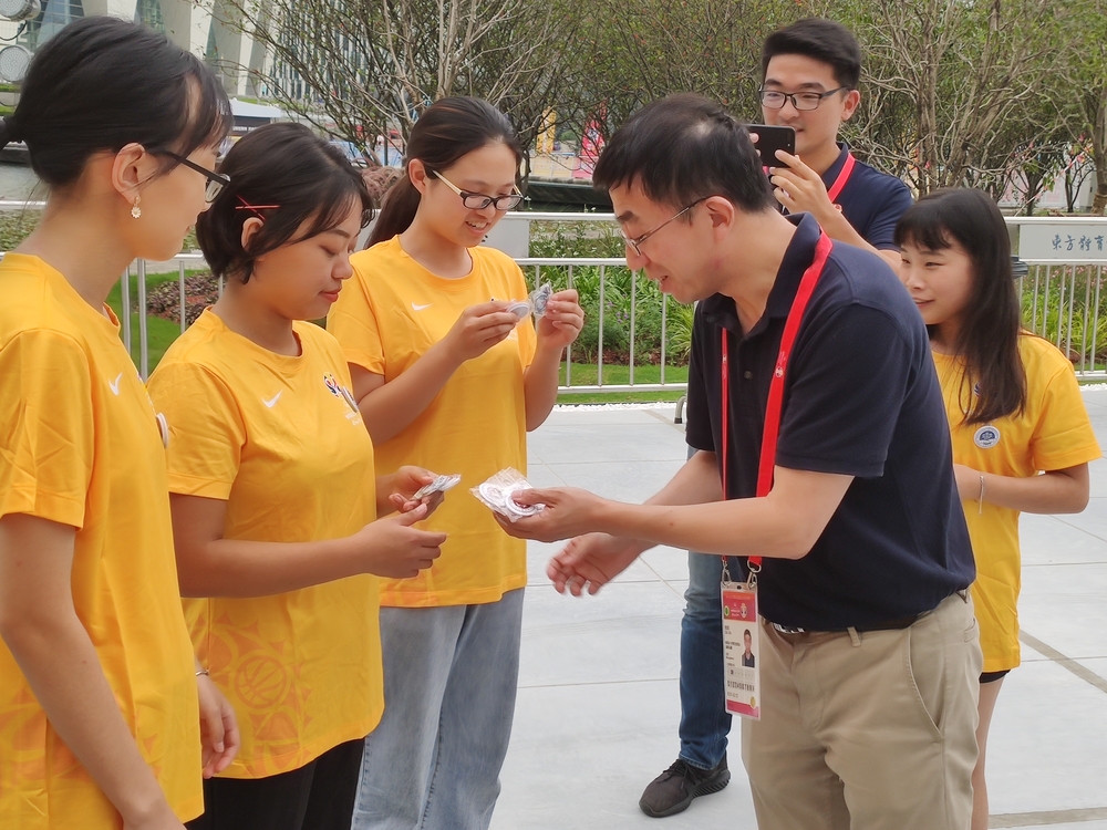 施欣副校长慰问我校服务2019年国际篮联篮球世界杯志愿者