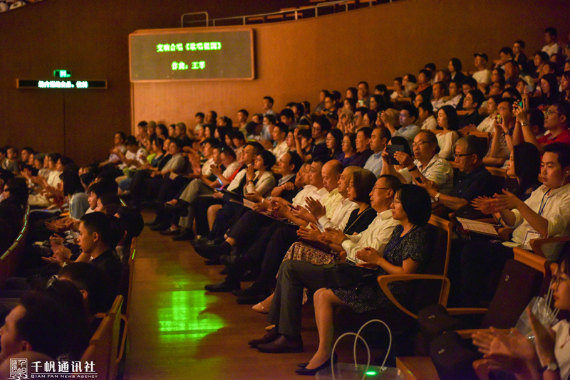 我校历届校友、师生代表及社会各界人士观看了音乐会
