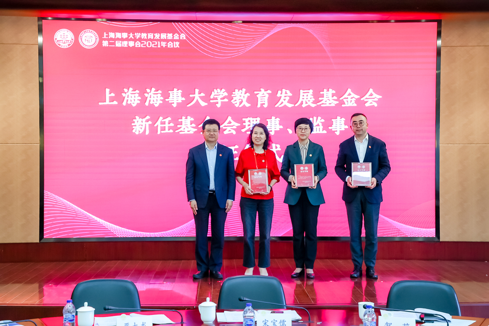  宋书记为获选理事和监事颁发证书