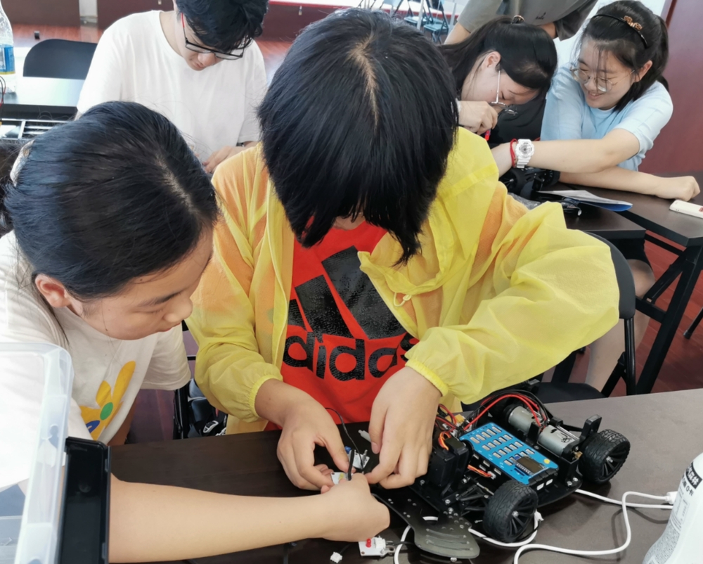 初中生学习安装智能车传感器