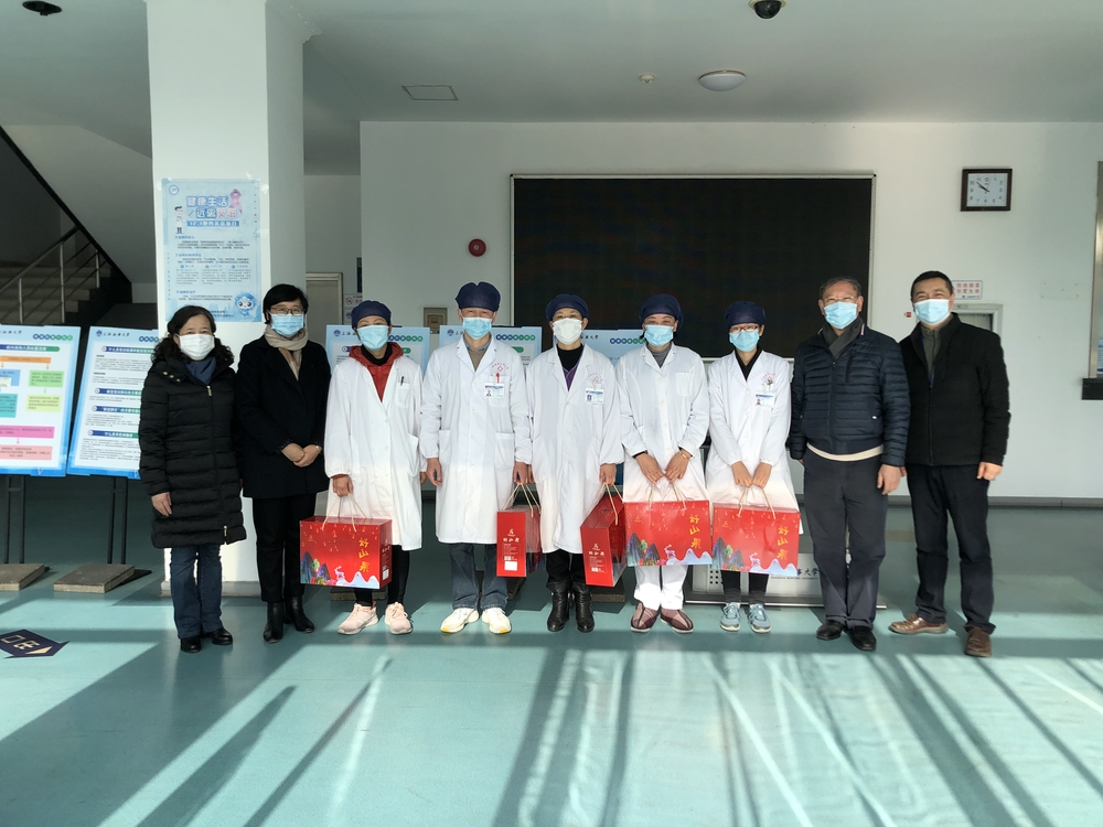 慰问校医院职工