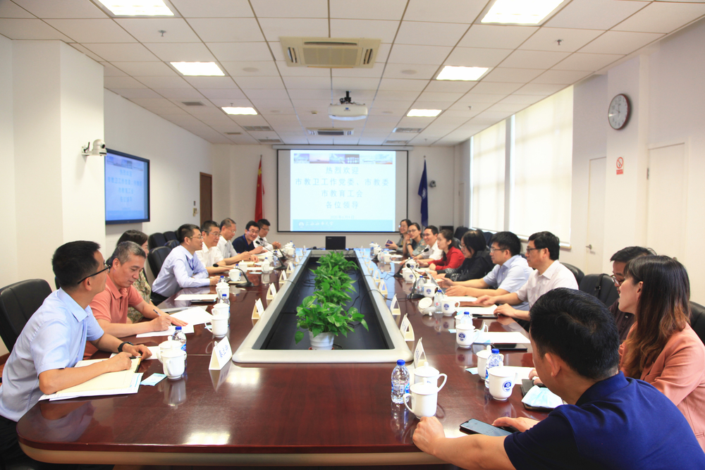 市教卫工作党委副巡视员李蔚一行来校访问