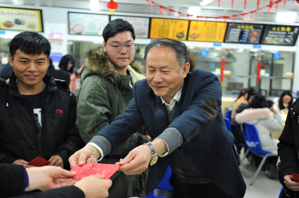  校领导为寒假留校学生发压岁包