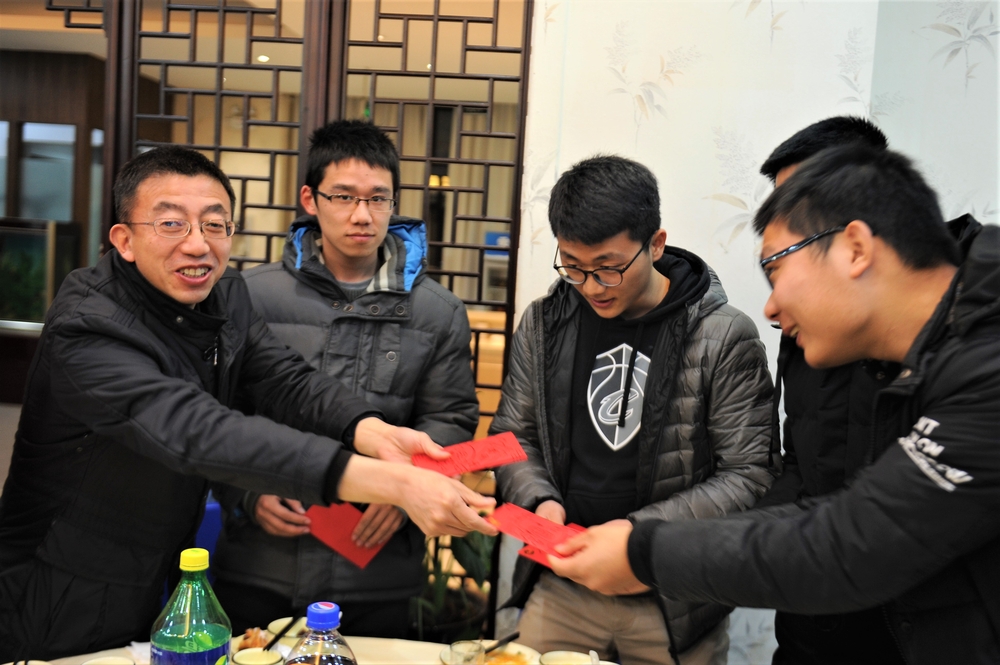  校领导为寒假留校学生发压岁包