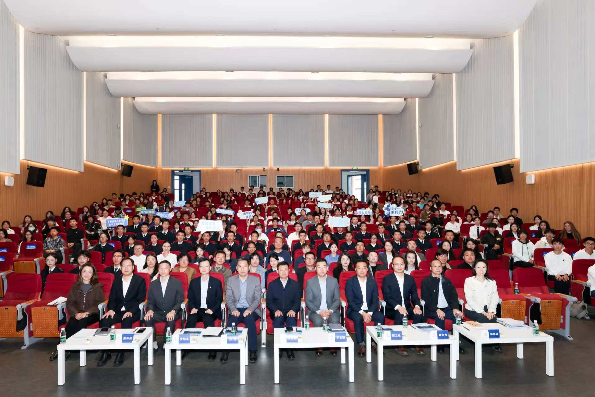 上海海事大学举行2025年“千企百港调查”大学生社会实践总结表彰大会