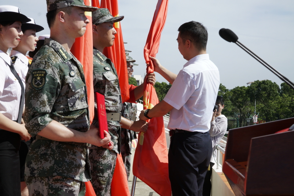 李志鹏为教官代表颁发聘书并授予队旗