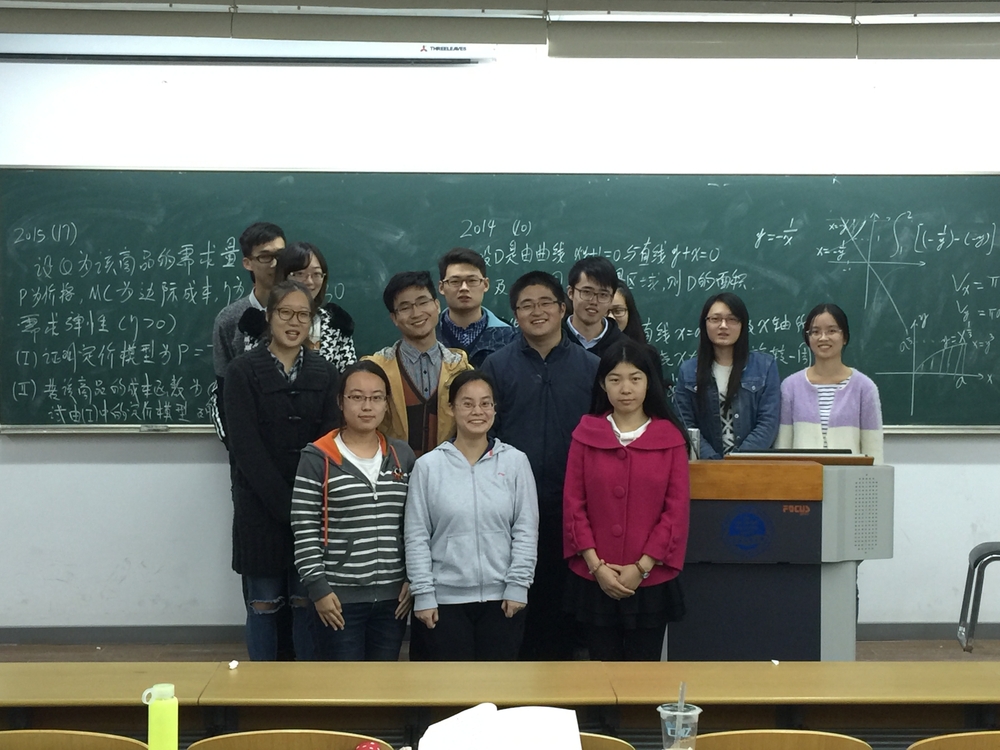 周联老师与学生们在一起