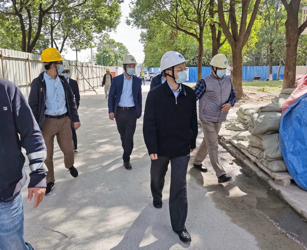 校领导检查学生公寓施工现场（室外）