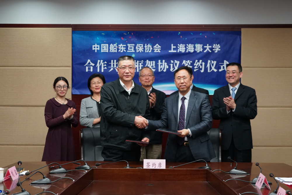 杨万枫副校长、宋春风总经理代表双方签署合作共建框架协议