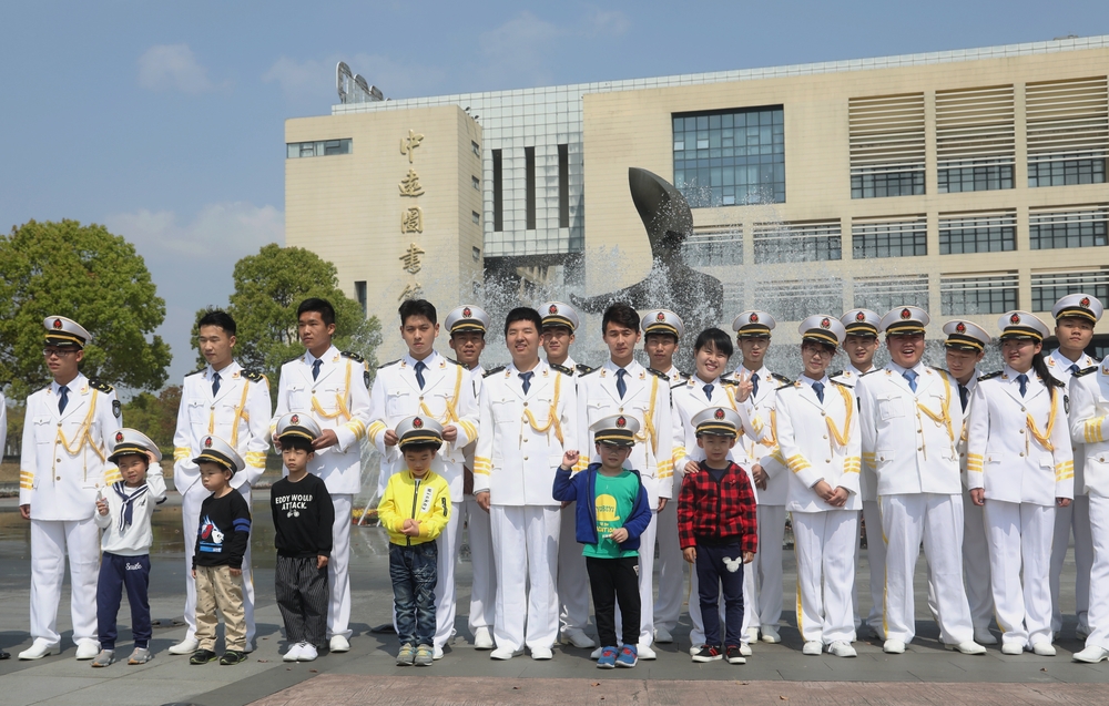 和大学生哥哥们合个影