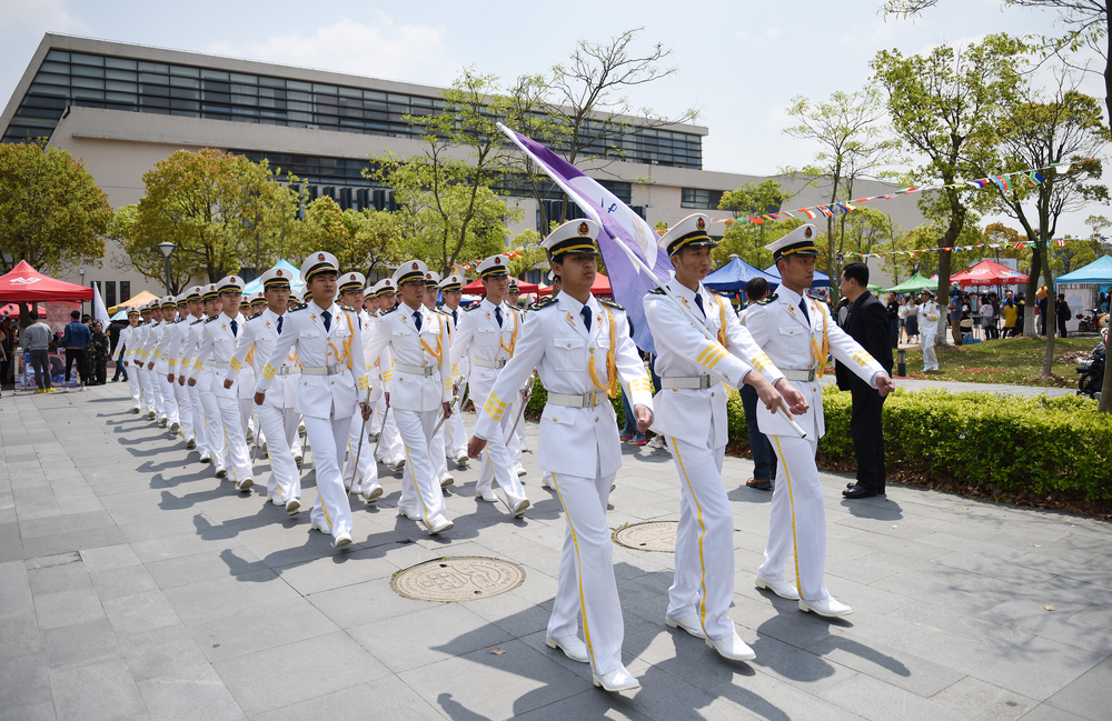 威武的仪仗队行进在校园