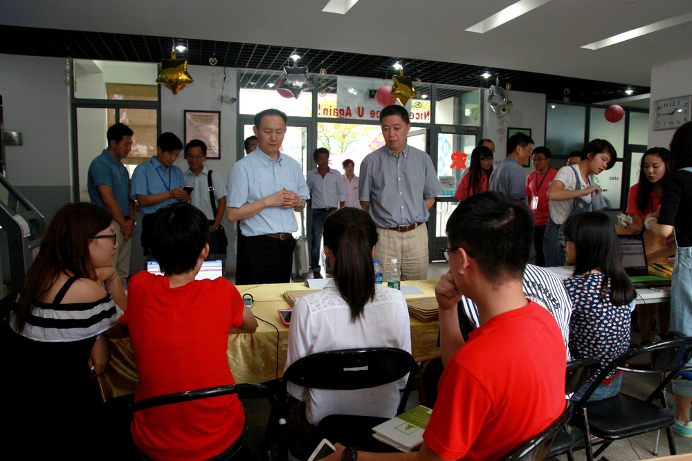 金永兴书记、孔凡邨副校长慰问迎新工作人员