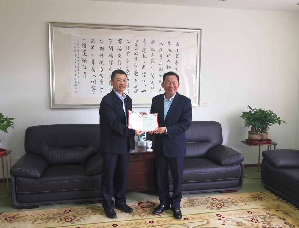 校长陆靖向蔡梅江教授颁发聘书