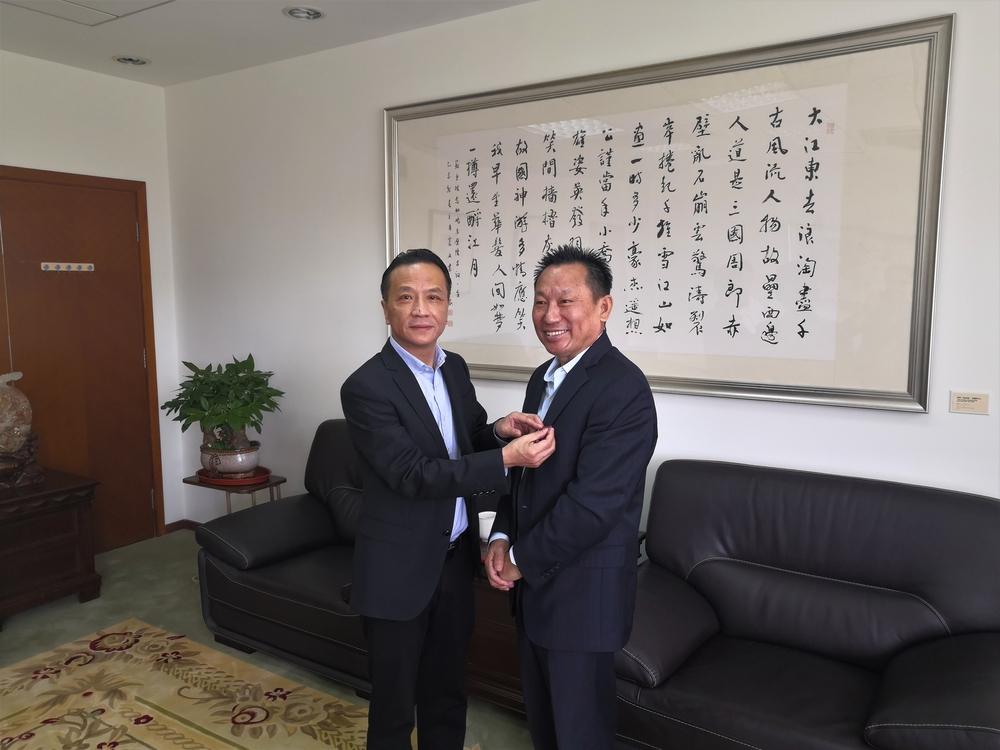 副校长严伟为蔡梅江教授佩戴校徽