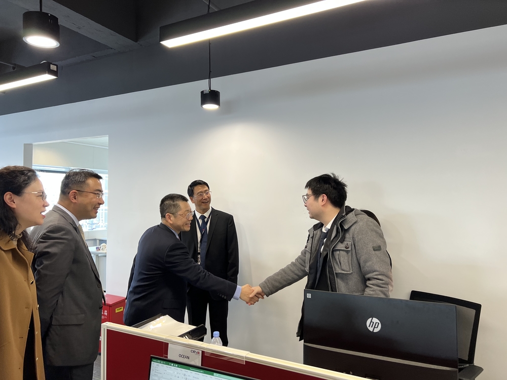 陆靖校长一行参观公司并探访校友