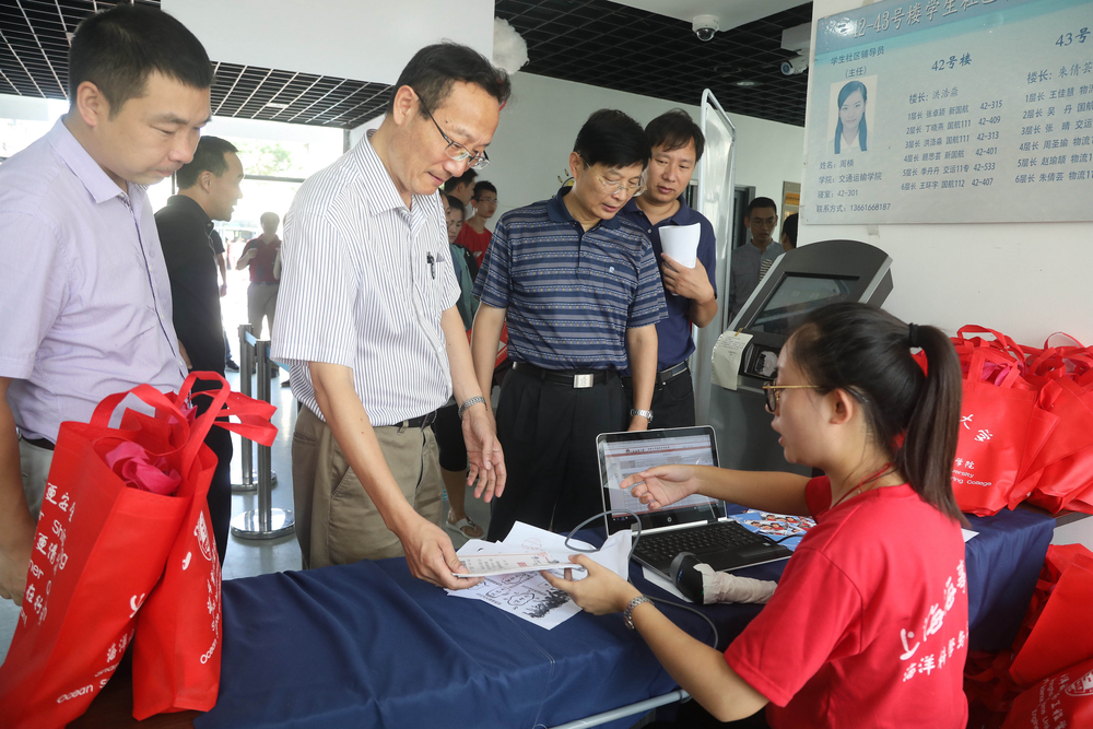 黄有方校长现场了解新生报到工作