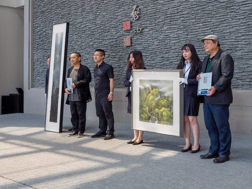 曹俊馆长为乐震文、陆春涛颁发收藏证书