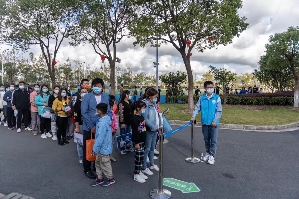 志愿者控制人流