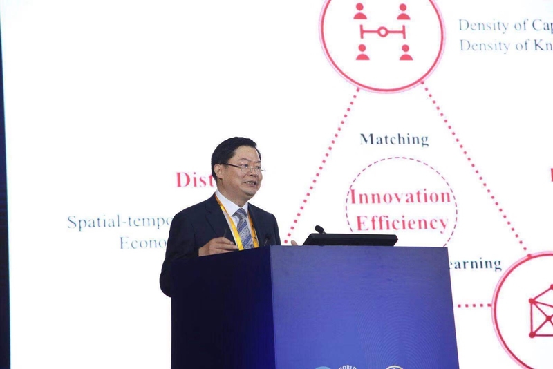 华夏幸福产业研究院院长顾强发表演讲