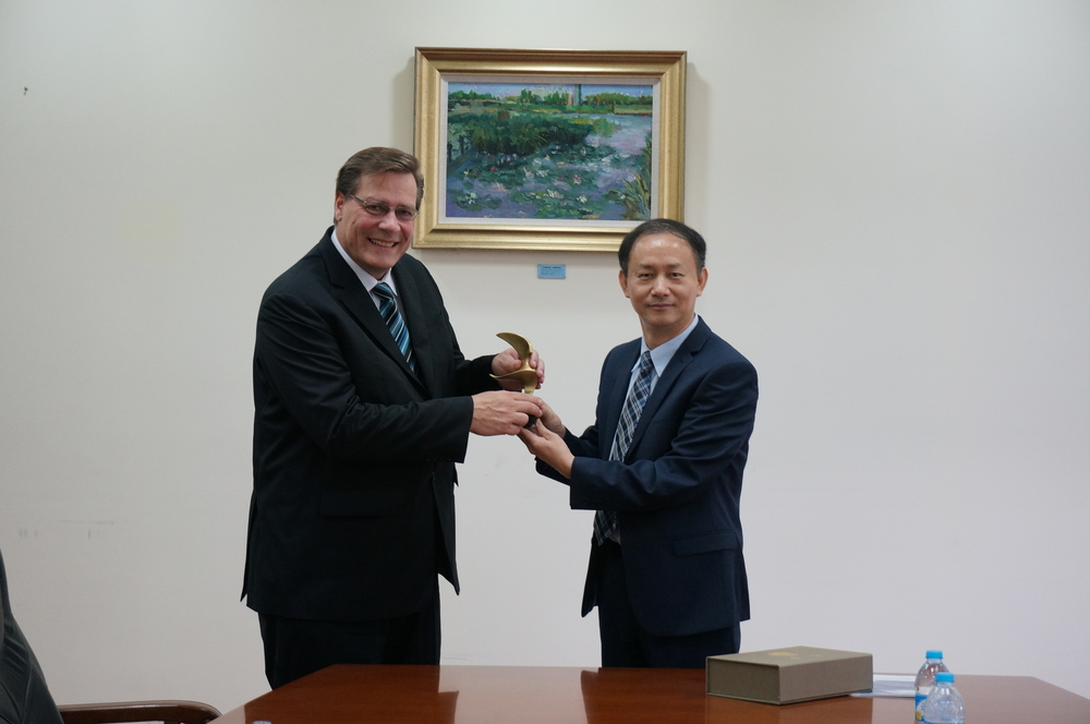 国际气体船运输与码头经营者协会总经理来校访问