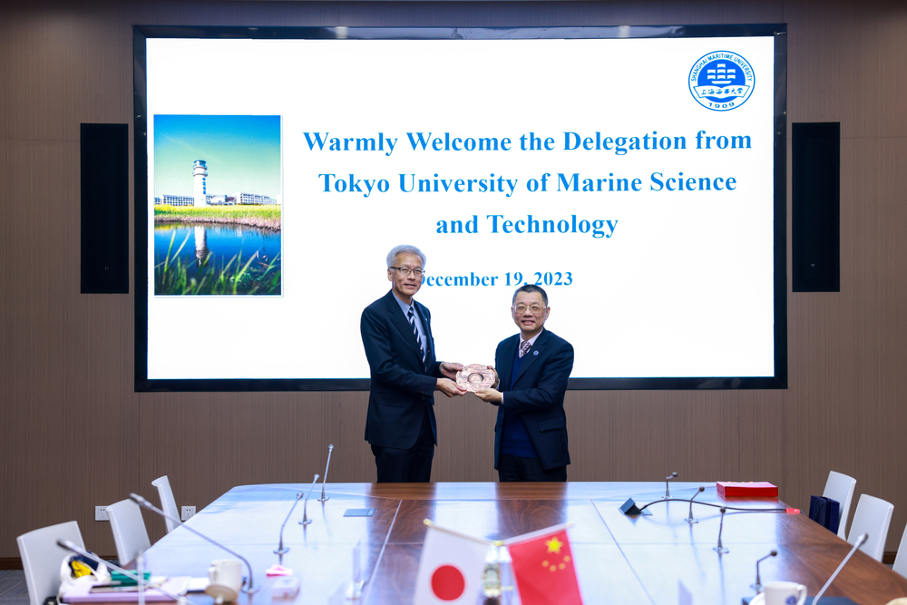 双方互赠纪念品