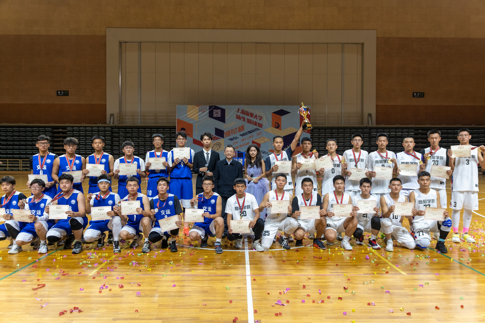 校长陆靖与冠亚军球队合影