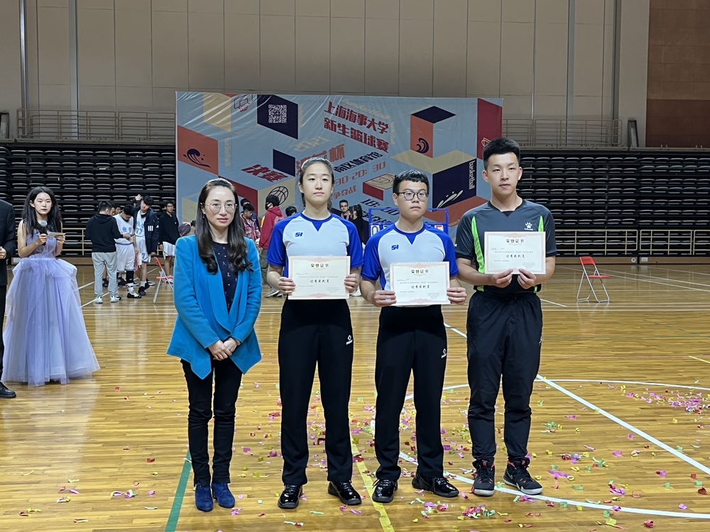 为最佳裁判员颁奖