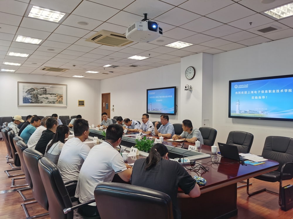 上海电子信息职业技术学院副校长徐德明一行来校调研