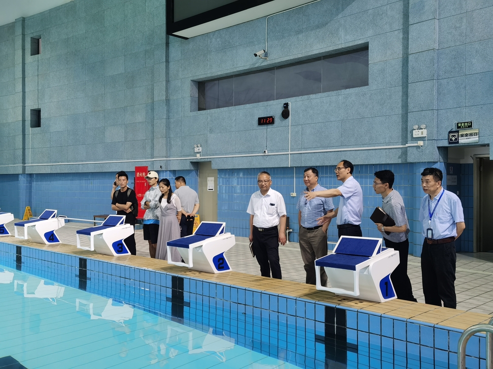 徐德明副校长一行参观体育中心