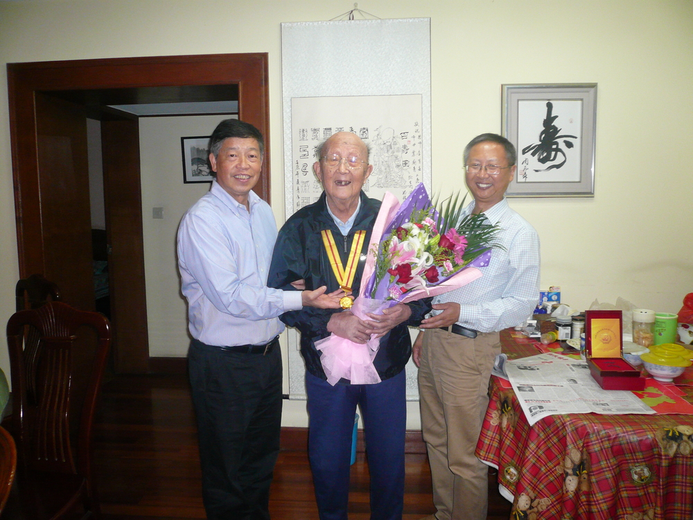 肖宝家副校长看望抗战老战士