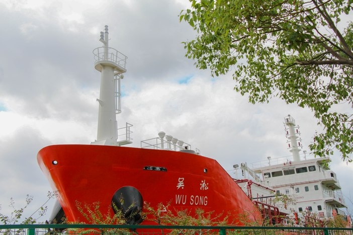 让理想的航船破浪向前