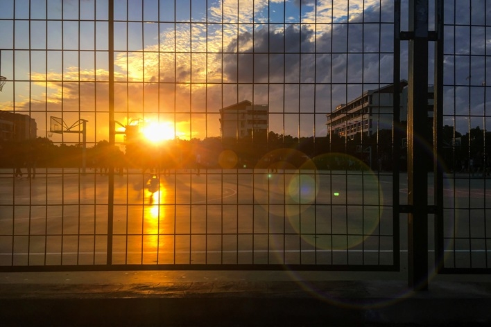 阳光照耀着校园