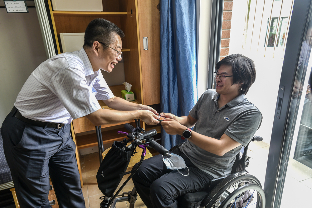 陆靖校长为赵淳愉发放校园卡和宿舍钥匙