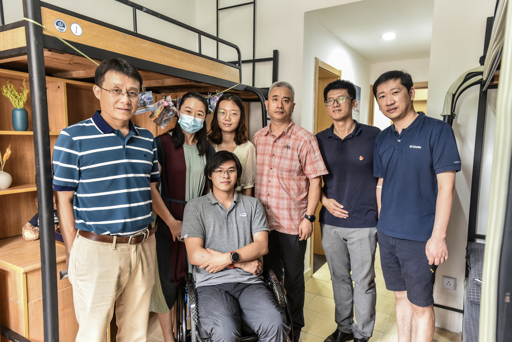 院领导与赵淳愉合影