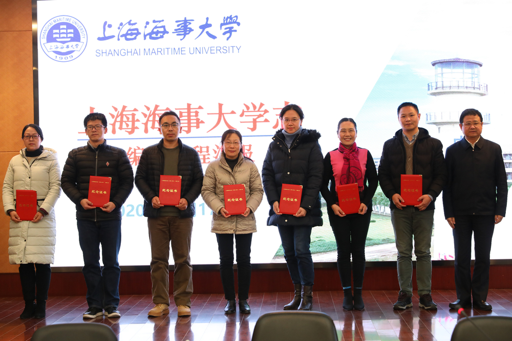 宋宝儒书记为编纂人员代表颁发纪念证书