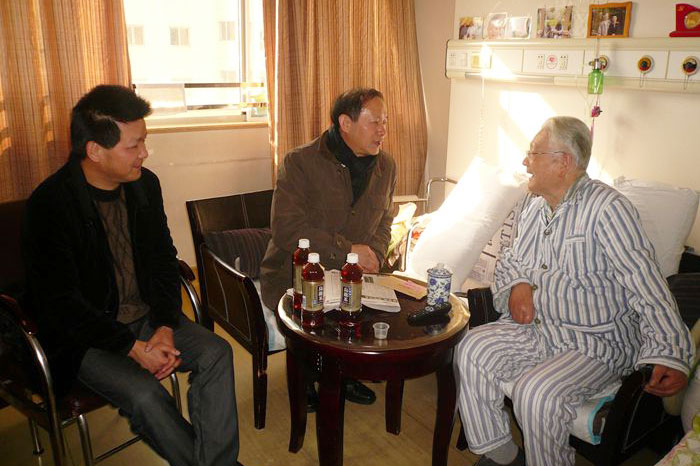 校领导寒假看望老干部、特殊困难教职工及部分教学骨干