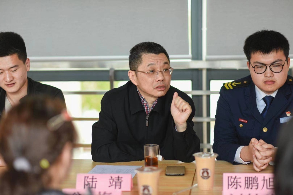 陆靖校长解答学生问题