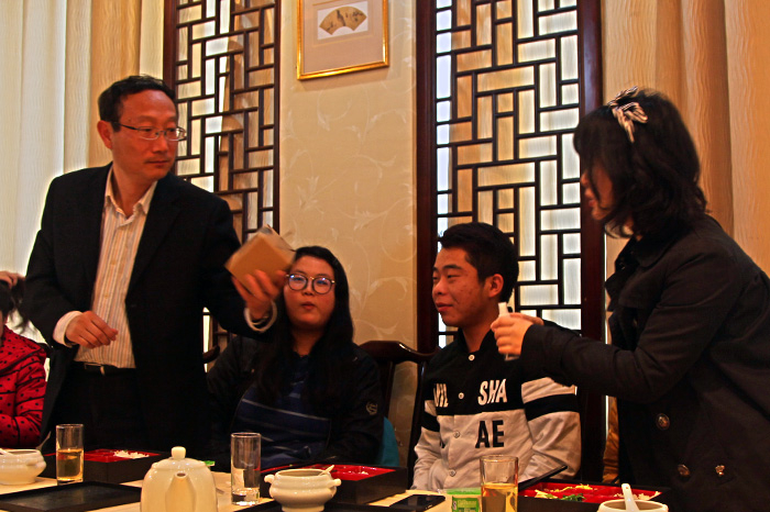 学生向黄有方校长赠送创业项目产品