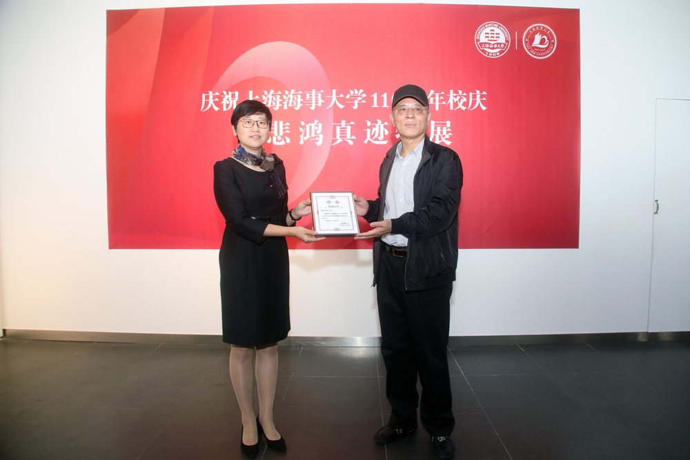 贺莉副书记为徐悲鸿真迹收藏家颁发致谢证书