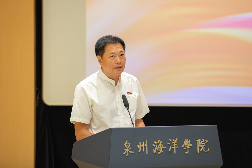 泉州海洋职业学院校长庄伟廉主持签约仪式