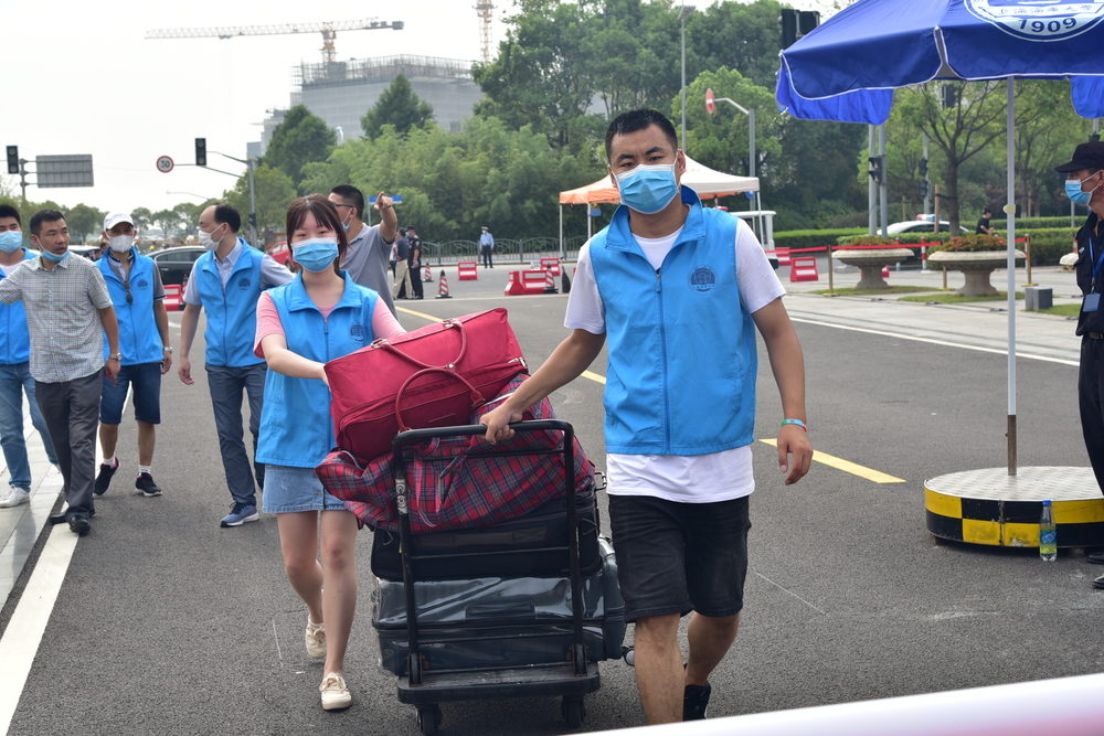 师生志愿者帮助搬运行李