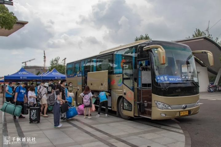 接驳车往返接送