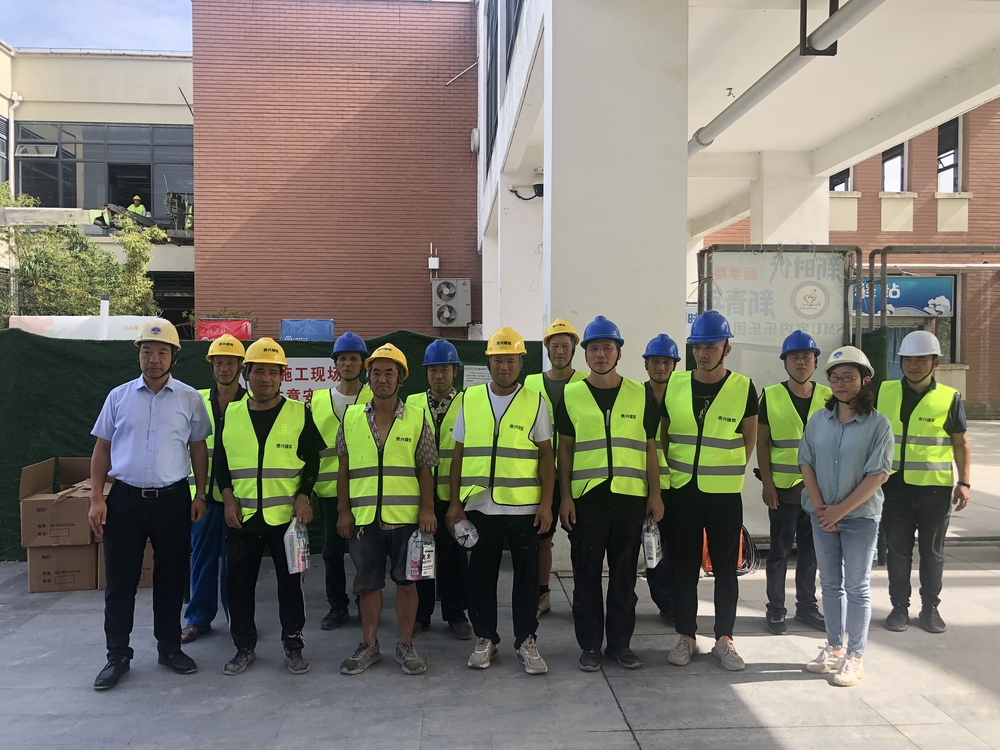 慰问海馨东食堂装修工程一线建设者