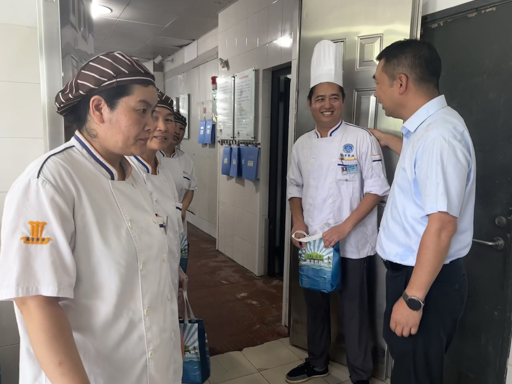 慰问临港校区食堂员工